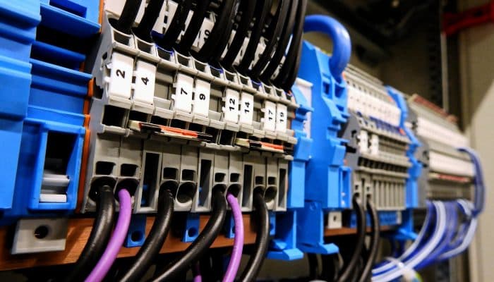 Αναβαθμισμένος ηλεκτρικός πίνακας με ασφάλειες και ρελέ διαφυγής